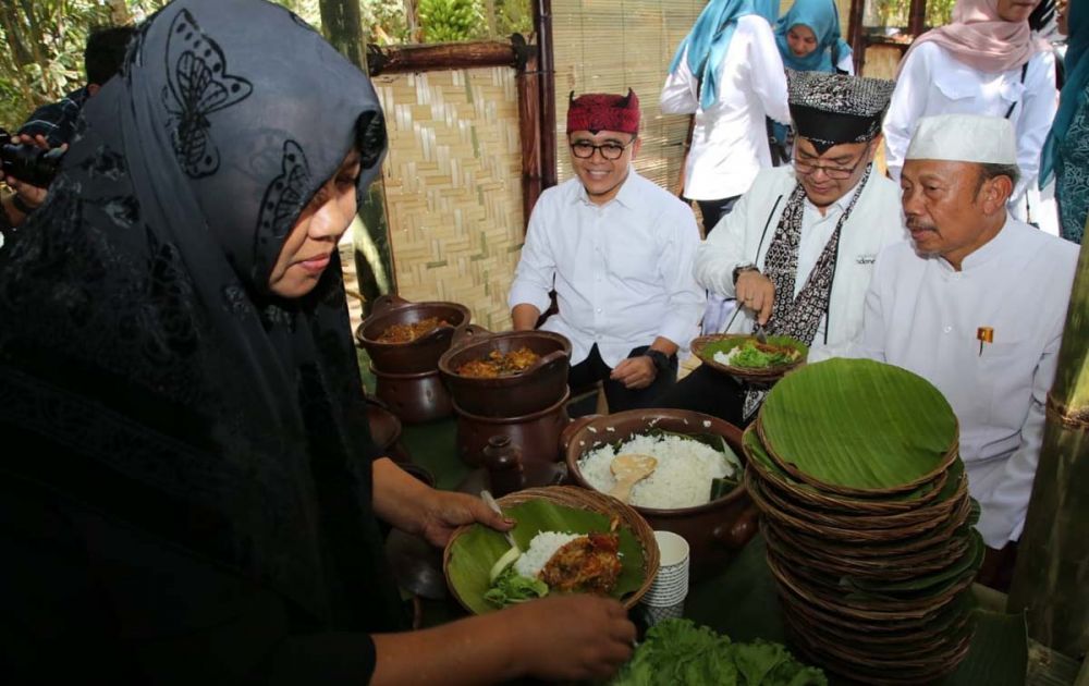 Bupati Anas menikmati kuliner tradisional di Pasar Wit-witan Banyuwangi
