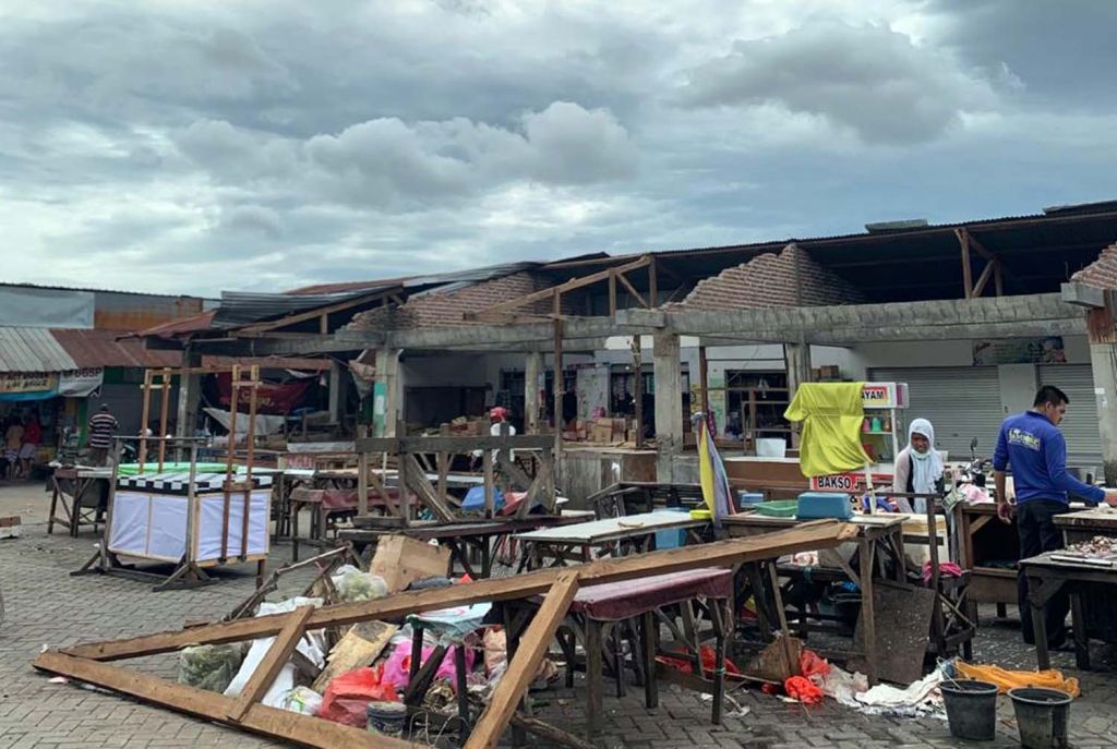 Sejumlah stand pasar di Desa Balong Dowo, Kecamatan Candi, Kabupaten Sidoarjo rusak disapu puting beliung