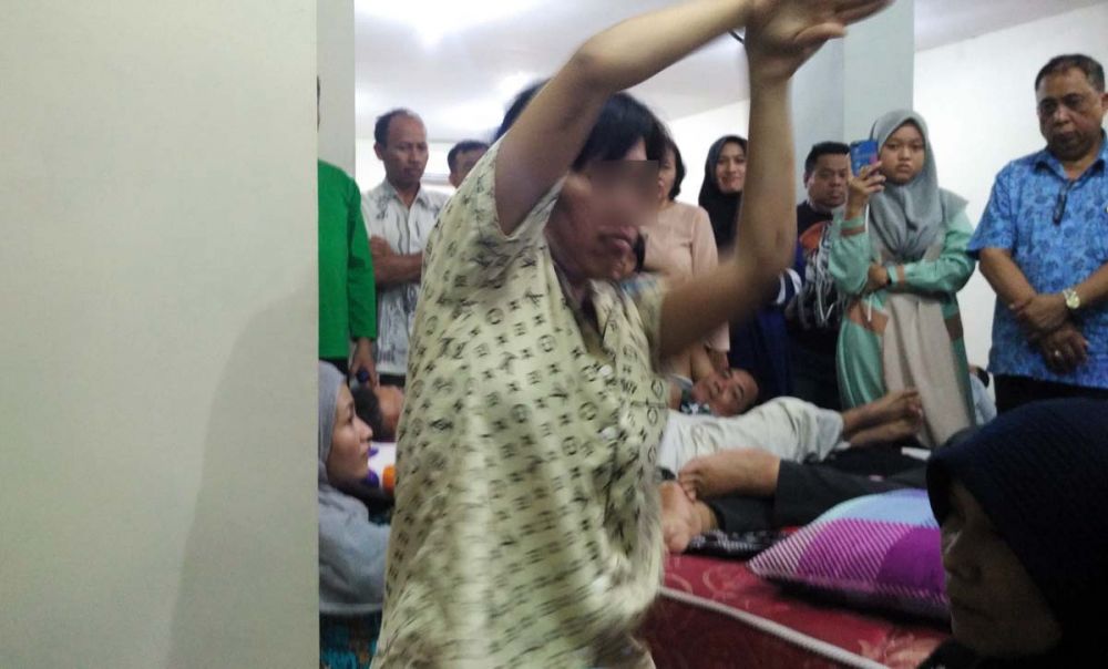 Widia, salah satu pasien Ningsih Tinampi, menari-nari saat kesurupan (foto-foto: Moch Rois/jatimnow.com)