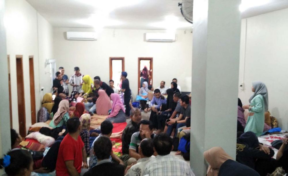 Para pasien menunggu giliran pengobatan Ningsih Tinampi