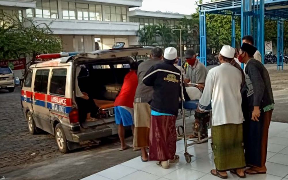 Keluarga membawa pulang jenazah PDP Covid-19 dari Rumah Sakit Walisongo Balongpanggang, Gresik
