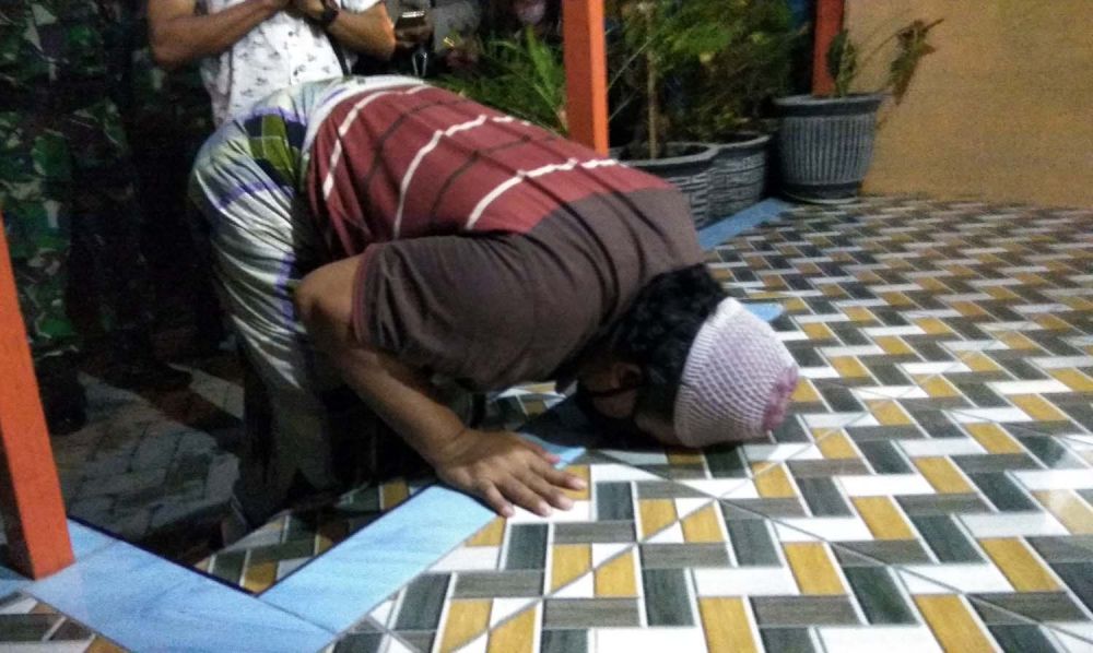 Pasien Covid-19 di Mojokerto Sembuh: Sujud hingga Disambut Meriah