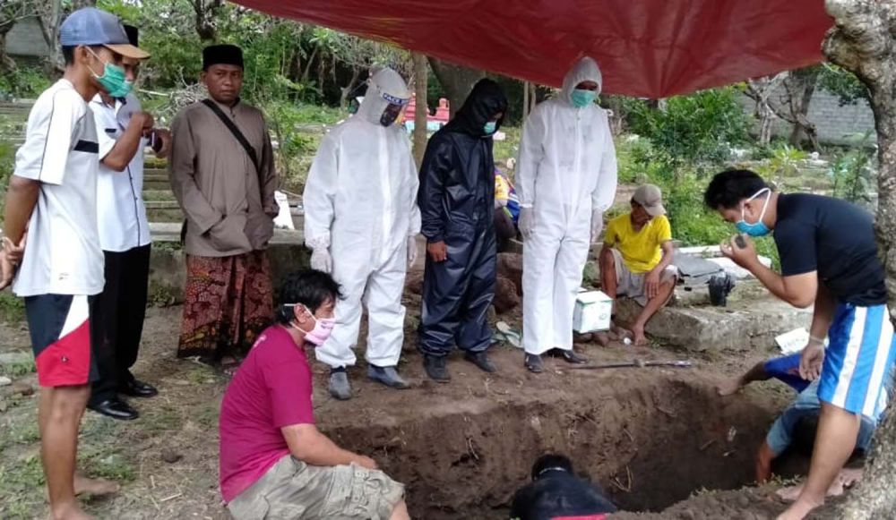 Proses pemakaman jenazah pasien positif Covid-19 di Kabupaten Pasuruan