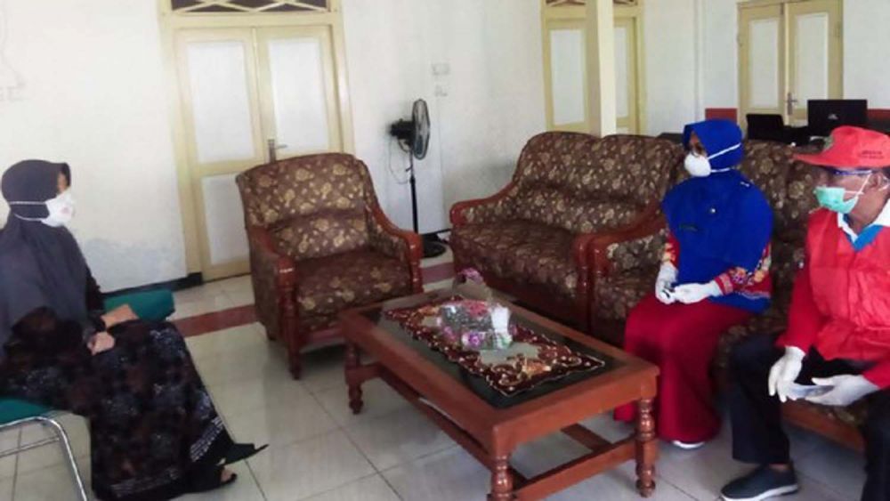 Pasien asal Magetan yang sembuh dari Virus Corona (kiri) berbagi kisah