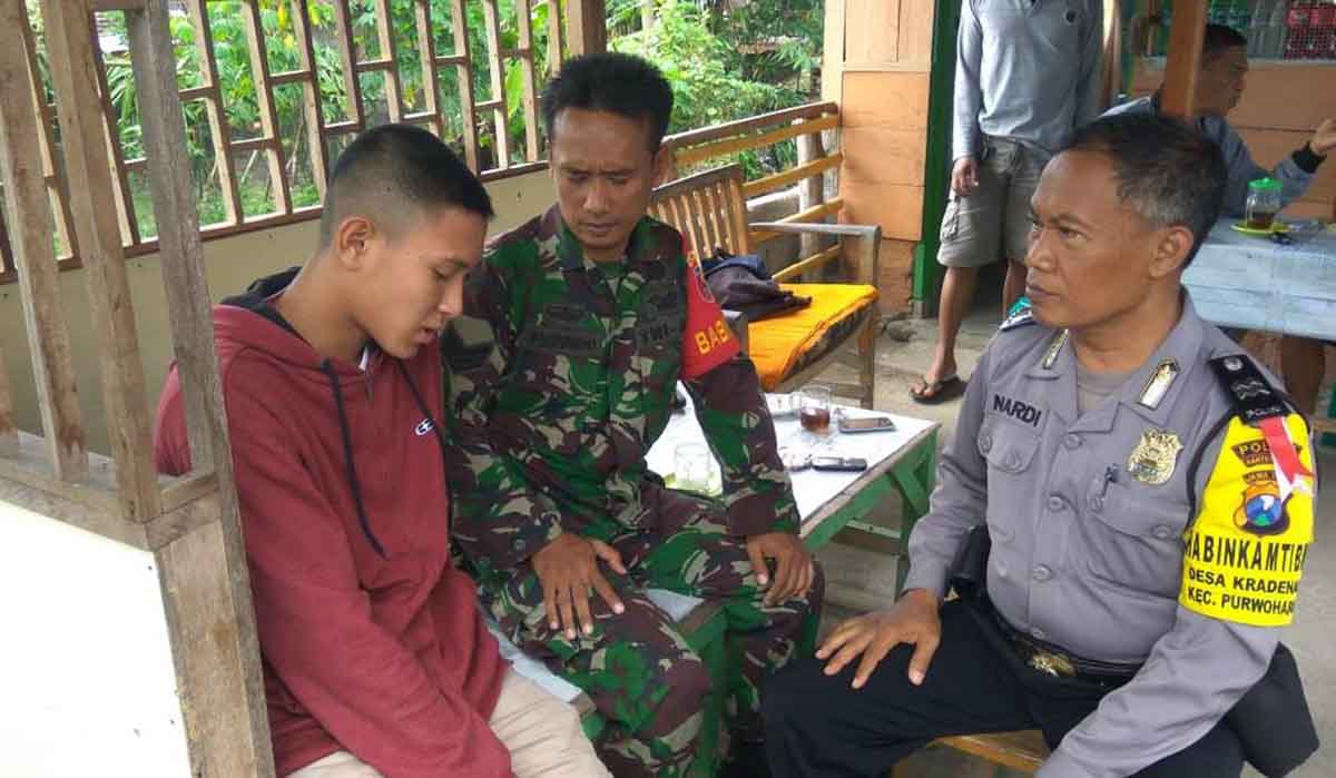 Ananda Micola memperlihatkan kakinya yang mengecil kepada polisi dan TNI Banyuwangi yang menjenguknya