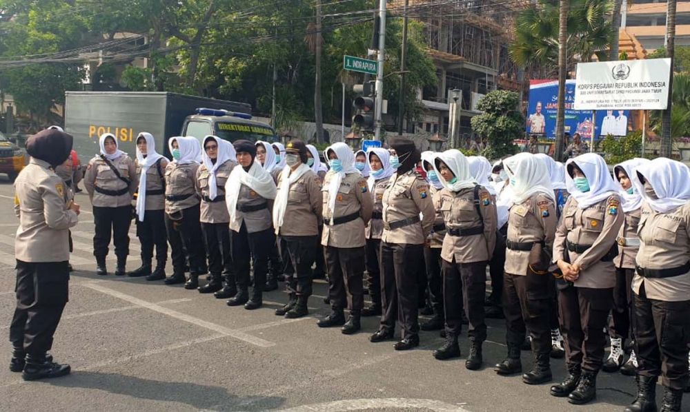 Deretan polwan cantik dalam Pasukan Asmaul Husna siap 'mendinginkan' massa demo 26 September di depan Gedung DPRD Jatim