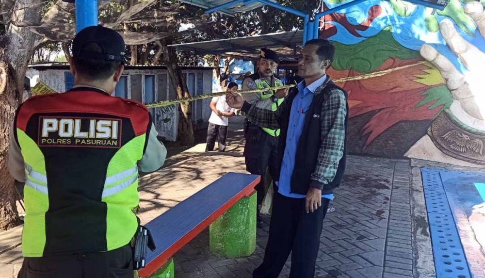 Pemasangan garis polisi di kolam renang tempat dua pelajar Mts di Pasuruan tewas tenggelam