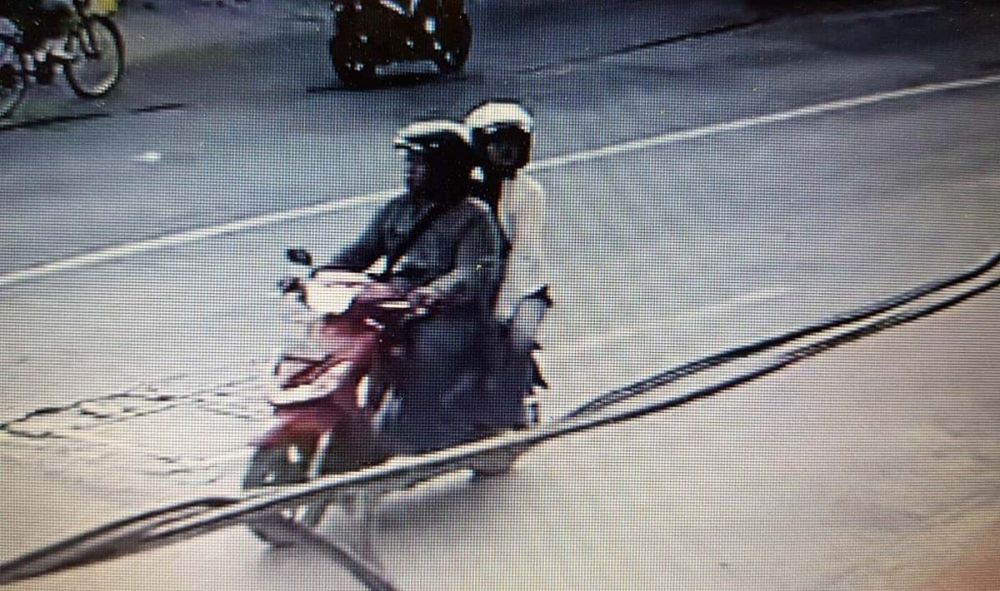 Tangkapan layar video rekaman CCTV yang merekam aksi suami istri pencuri HP lima kali