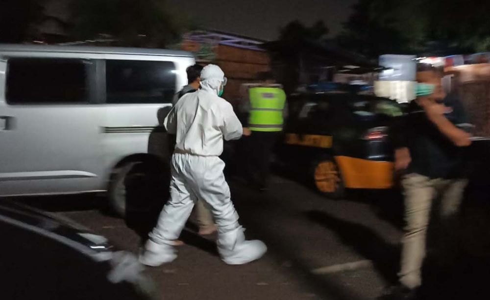 Petugas berpakaian APD mengevakuasi salah satu pengunjung kafe di Surabaya yang hasil rapid test-nya positif