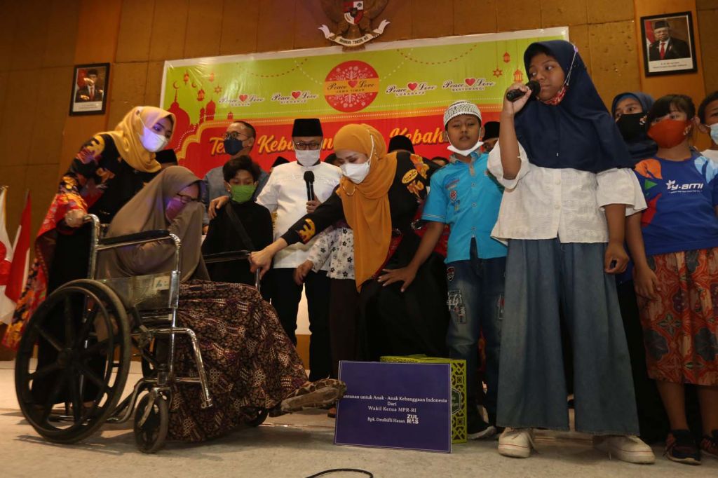 Peace and Love Jatim Salurkan Ratusan Paket Sembako untuk Kaum Disabilitas