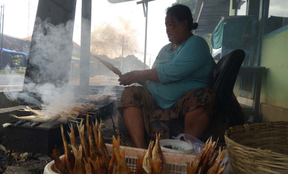 Salah satu pedagang ikan asap di Probolinggo
