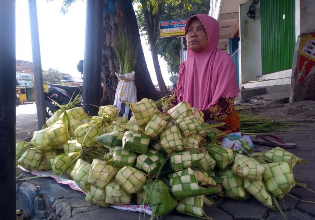 Salah satu pedagang ketupat di Ponorogo