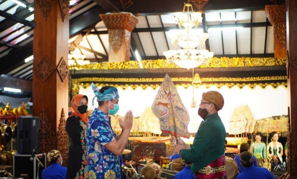 Saat gelaran wayang kulit di rumah dinas Wali Kota Batu. (Foto: Istimewa)