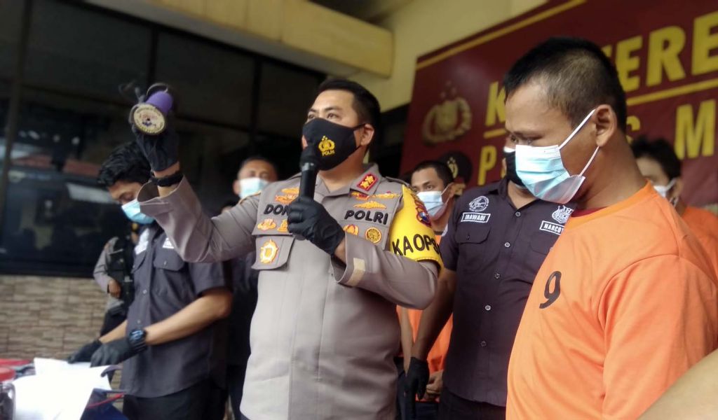 Pegawai Dishub dan barang bukti dipamerkan di Mapolres Mojokerto