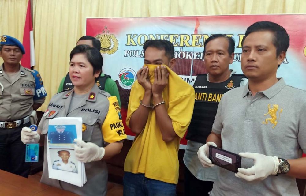 Supri, pegawai Kemenhub gadungan diamankan di Mapolsek Simokerto, Surabaya