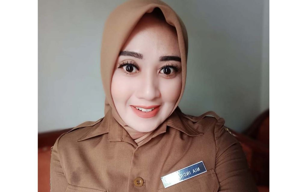Kepala Seksi Pemerintahan Desa Mlinjeng, Bojonegoro, Nia Indrawati