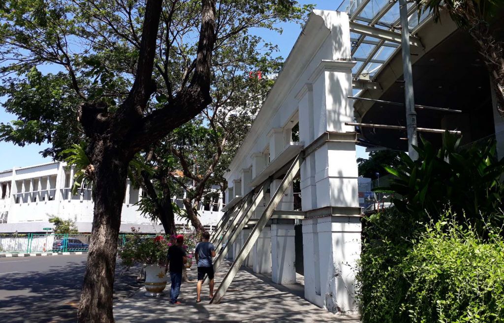Pejalan kaki menghindari besi penopang bangunan cagar budaya yang berada di depan Tunjungan Plaza Surabaya (Foto-foto: jatimnow.com)
