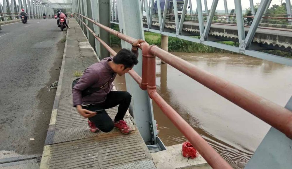Jembatan Ngrame Mojokerto,lokasi terceburnya korban ke Sungai Brantas
