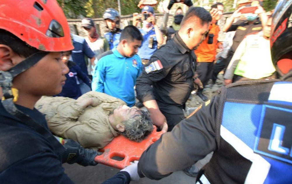 Pekerja proyek box culvert yang tertimbun dinding saluran air di Surabaya, dievakuasi dalam kondisi selamat