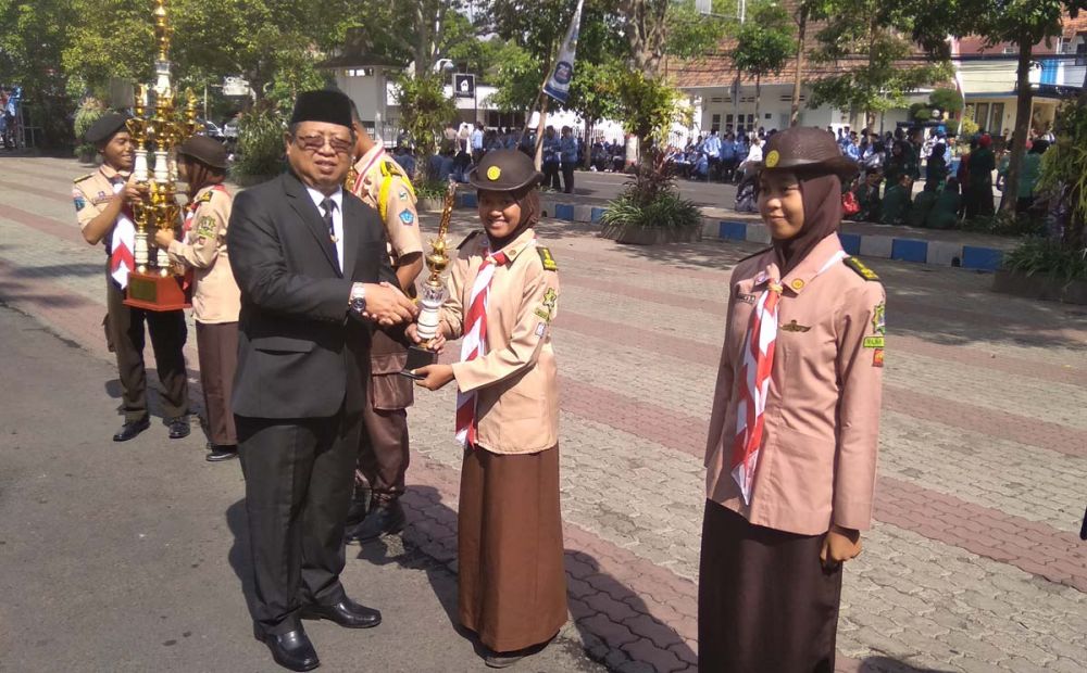 Bupati Tulungagung Maryoto Birowo memberikan para pelajar berprestasi di Hari Sumpah Pemuda