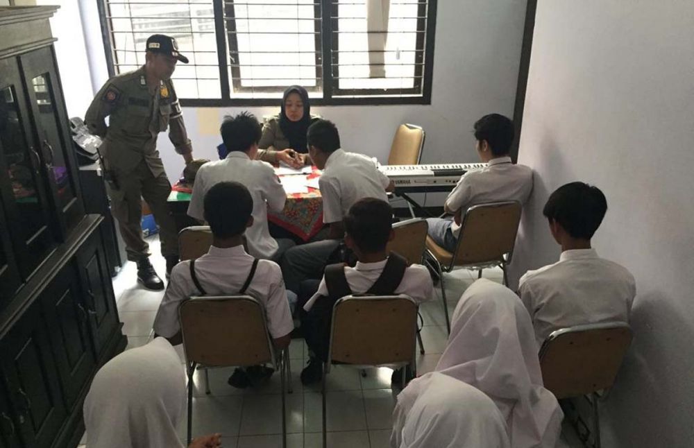 Para pelajar bolos sekolah yang terjaring razia didata dan diberi pembinaan di Kantor Satpol Kota Blitar