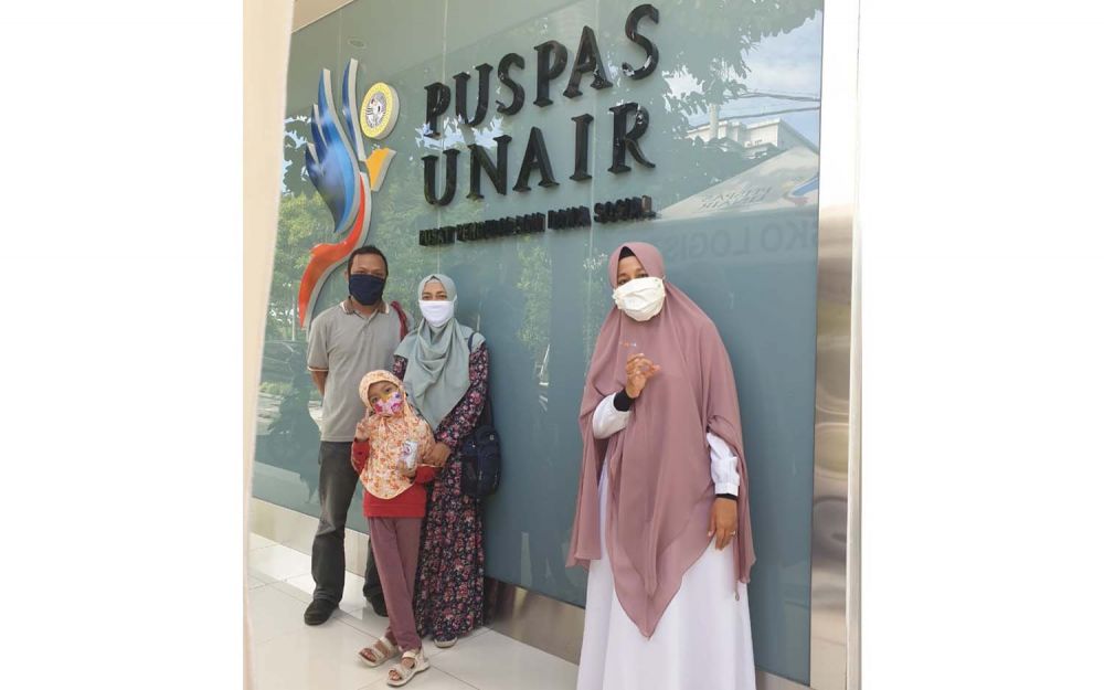 Naura Rahima Fatahila didampingi orangtuanya saat menyumbangkan uang tabungannya untuk penanganan Covid-19 di Surabaya melalui Puspas Unair