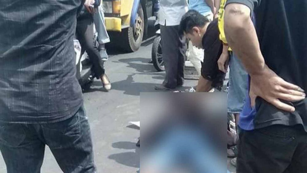 Petugas mengevakuasi pelajar SMK yang kecelakaan di Malang