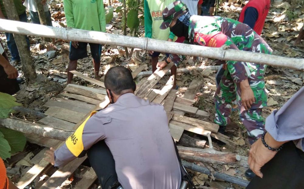 Polisi dan TNI bersama warga mengevakuasi pelajar SMP di Ngawi yang terperosok dalam sumur