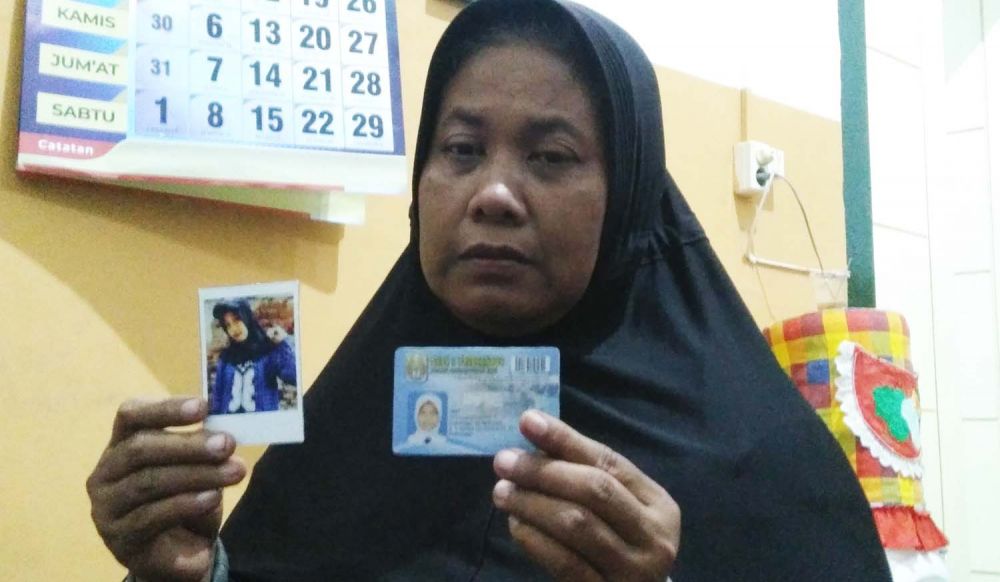 Jenny Suliataini menunjukkan foto Aulia Maharani, anaknya