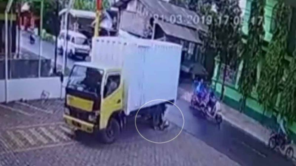 Capture rekaman CCTV pelajar terlindas truk yang beredar di media sosial