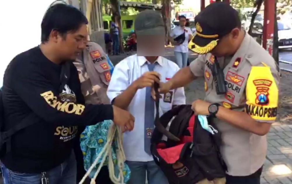 Salah satu pelajar asal Tuban pembawa senjata tajam yang mengaku akan mengikuti demo di DPRD Jatim terjaring razia Polres Pelabuhan Tanjung Perak Surabaya, pada 26 September 2019