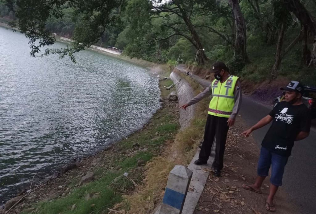 Pelajar SMP Tercebur di Telaga Ngebel Ponorogo Bersama Motornya