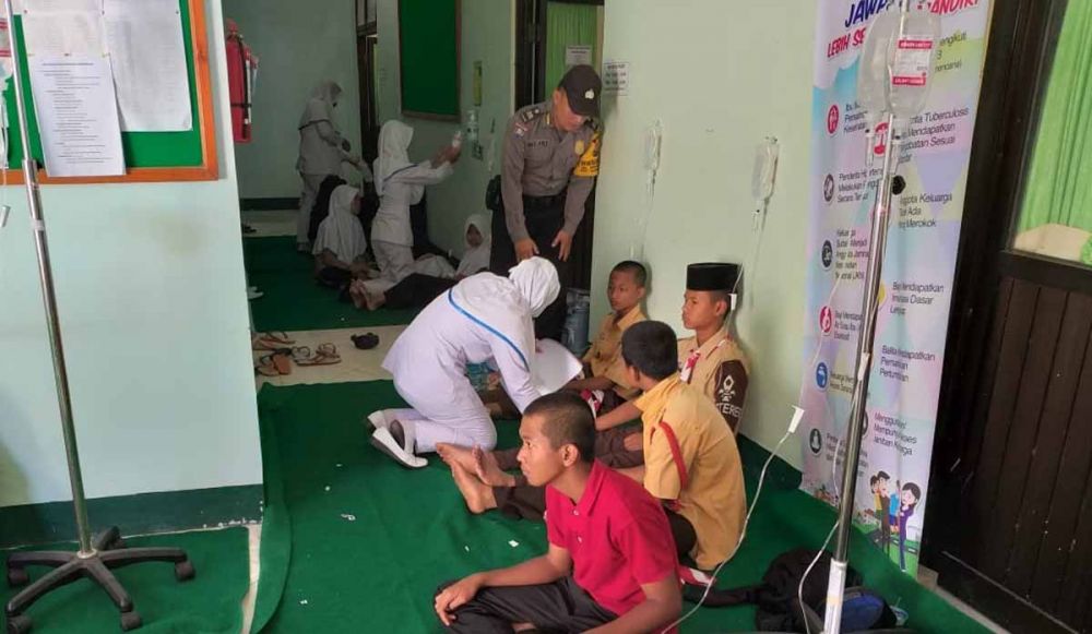 Puluhan santri di Ponpes Babussalam Madiun saat mendapat perawatan di rumah sakit