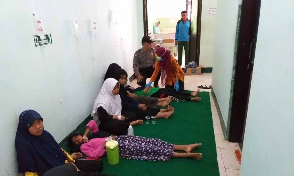 Puluhan santri di Ponpes Babussalam Madiun saat mendapat perawatan di rumah sakit