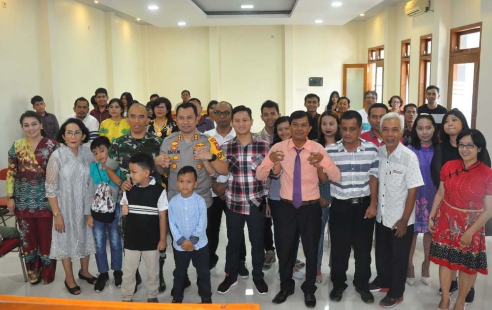 Bupati Nur Arifin bersama Kapolres dan Dandim 0806 Trenggalek saat meninjau pelaksanaan Natal 2019 di salah satu gereja