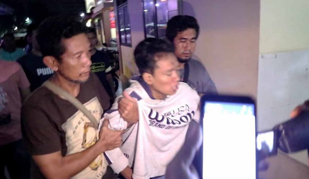 Pelaku Aris saat tiba di Gedung Ditreskrimum Polda Jatim (foto-foto: Arry Saputra/jatimnow.com)