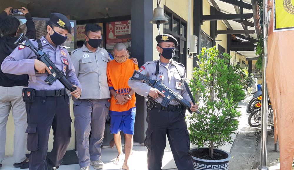 Pelaku pencabulan 7 anak sesama jenis digiring sejumlah anggota Polres Ponorogo