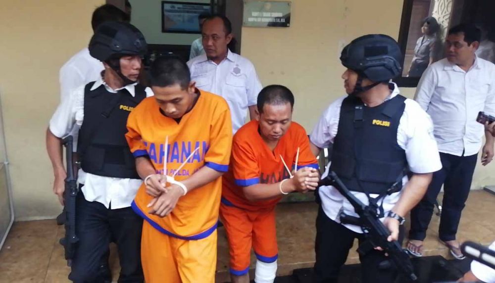 Kedua pelaku mutilasi saat dikeler di Mapolda Jatim