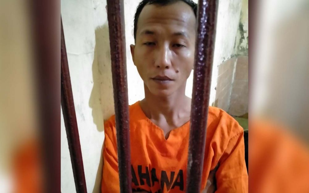 Amin Tohari,  pria yang menipu dan memperkosa wanita asal Madiun dijebloskan ke sel tahanan Mapolsek Nguling, Polres Pasuruan Kota