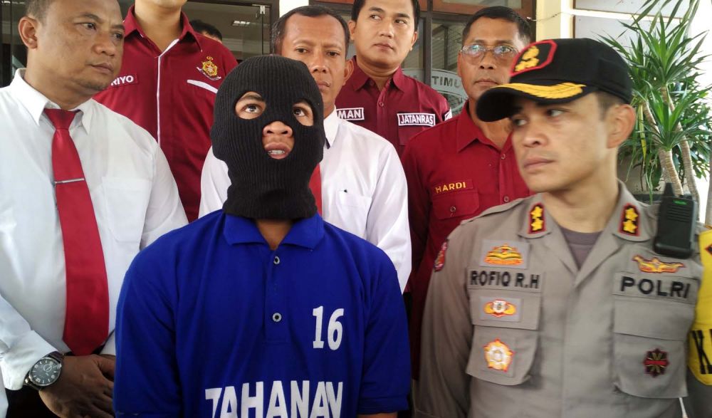 Pelaku penusukan saat memberikan pengakuan di Mapolres Pasuruan