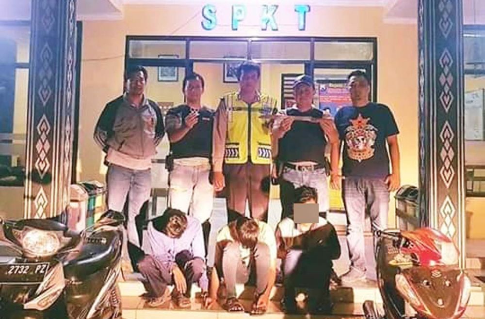 AMI (15) dan dua anggotanya diamankan di Mapolsek Peterongan, Jombang