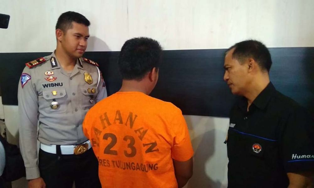 Kasatlantas Polres Tulungagung AKP Wisnu Kuncoro saat menginterogasi pengemudi mobil pikap pelaku tabrak lari