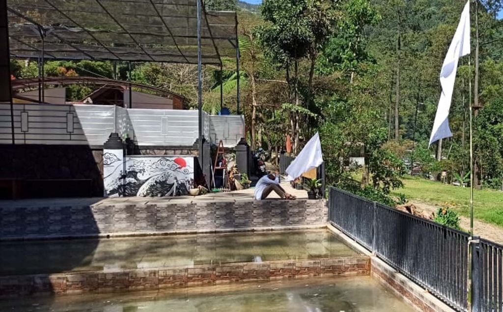 Bendera putih terpasang di salah satu tempat wisata di Mojokerto