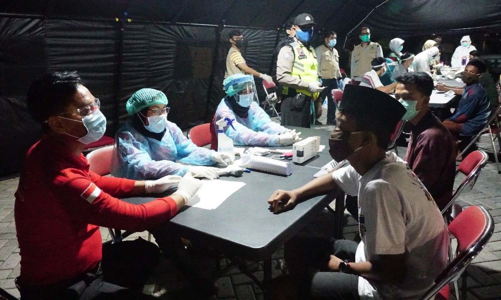 Para pelanggar jam malam PSBB dicek suhu tubuh dan dirapid test di Mapolresta Sidoarjo