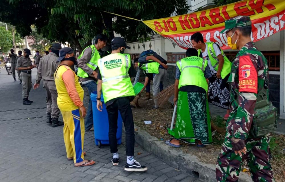 Para pelanggar Perbup Gresik dihukum membersihkan jalan umum