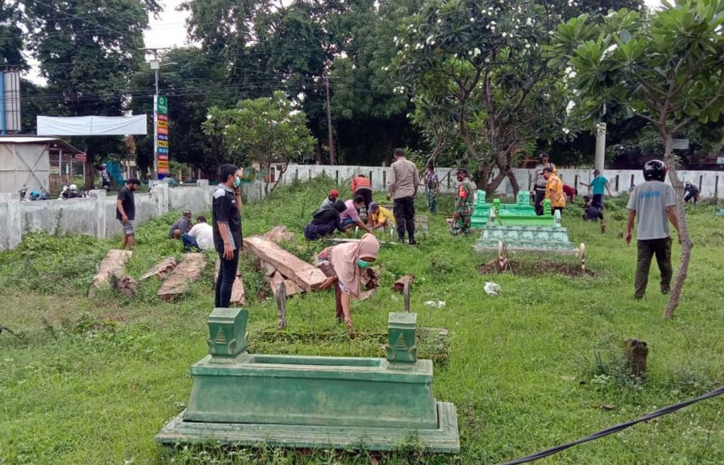 Pelanggar Prokes di Probolinggo Disanksi Bersihkan Kuburan Tiga Hari