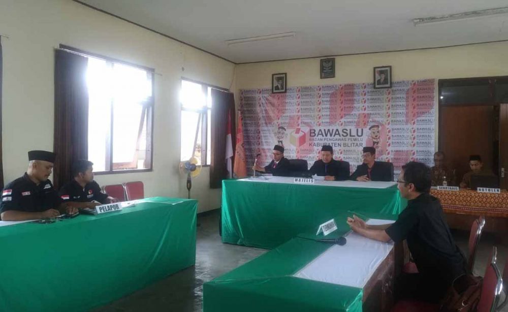 Bawaslu menggelar sidang putusan pendahuluan atas dugaan pelanggaran kampanye dua caleg di Blitar