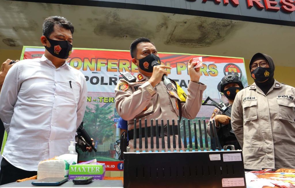 Kapolres Pacitan, AKBP Wiwit Ari Wibisono menunjukkan barang bukti dan tersangka