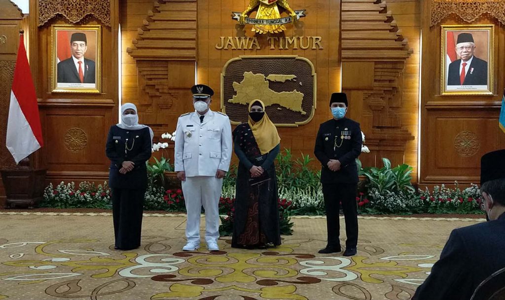 Whisnu Sakti Buana bersama istri diapit Gubernur Jatim Khofifah Indar Parawansa dan Wakil Gubernur Emil Dardak