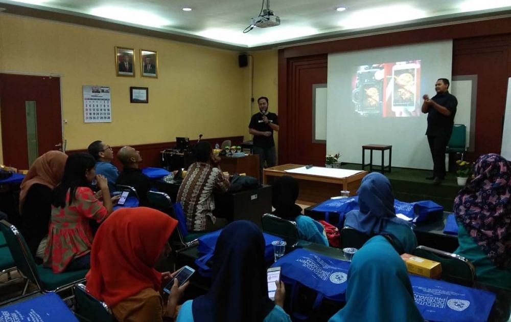 Pelatihan fotografi produk untuk para difabel di Gedung Magister Manajemen Unair, Surabaya